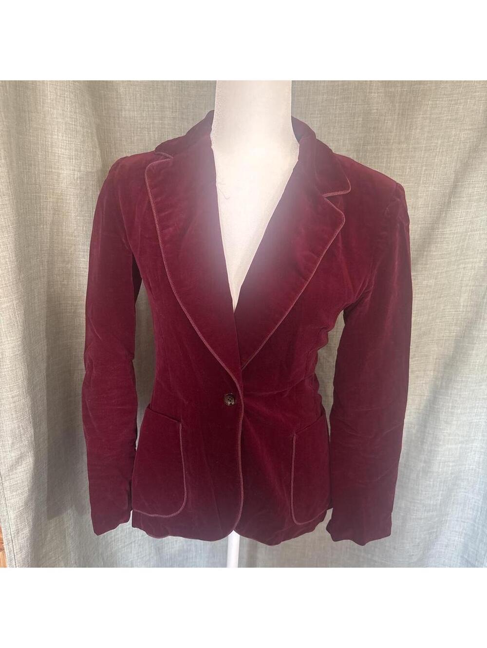 Vintage 1970s patty Woodard Burgundy velvet blazer with a vintage vibe